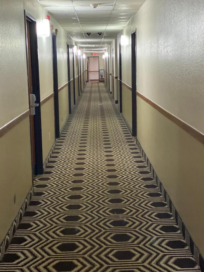 Super 8 By Wyndham Dixon Motel Bagian luar foto