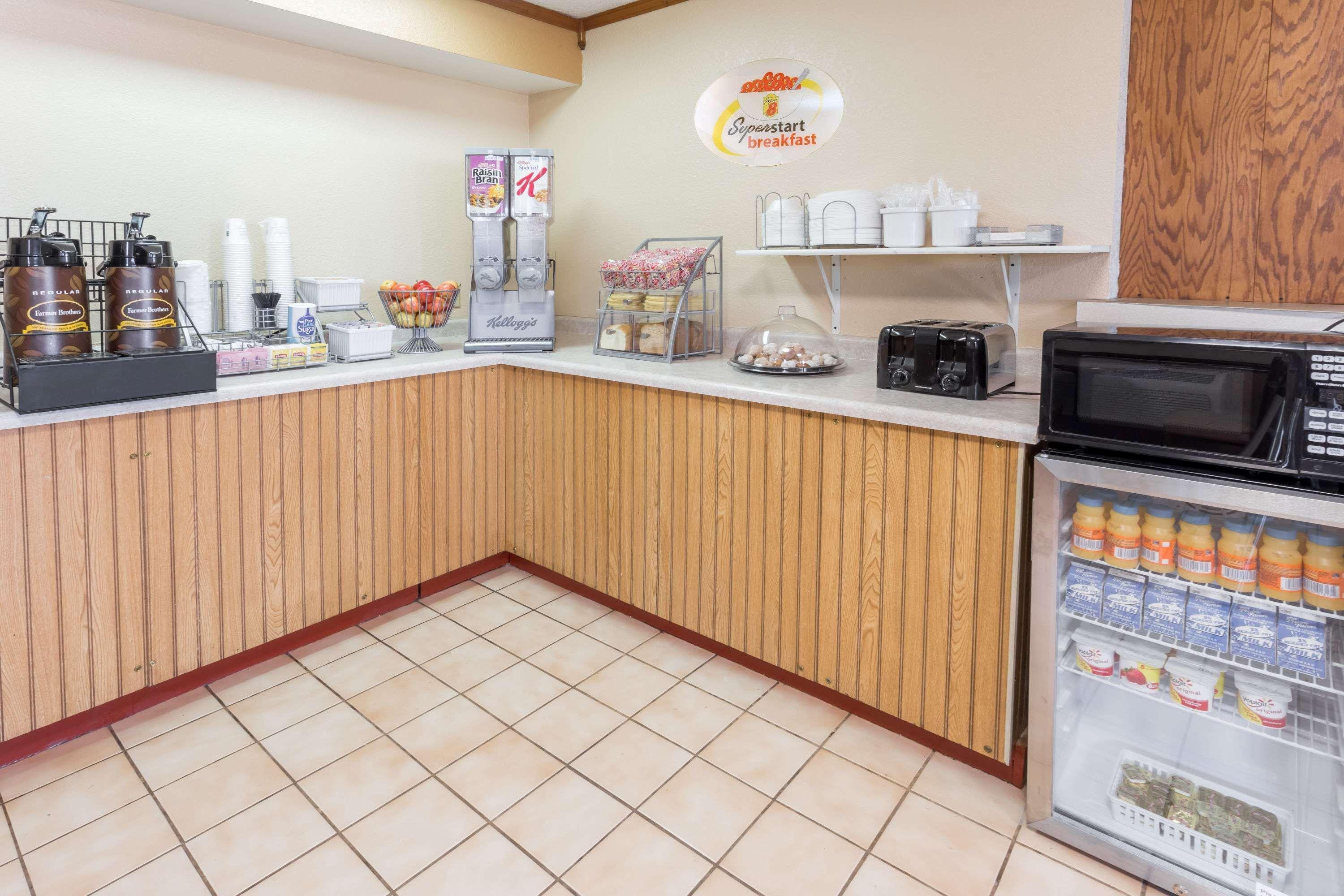 Super 8 By Wyndham Dixon Motel Bagian luar foto