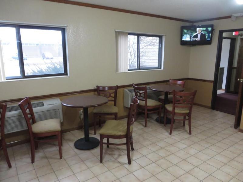 Super 8 By Wyndham Dixon Motel Bagian luar foto