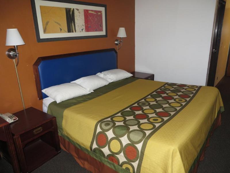 Super 8 By Wyndham Dixon Motel Bagian luar foto