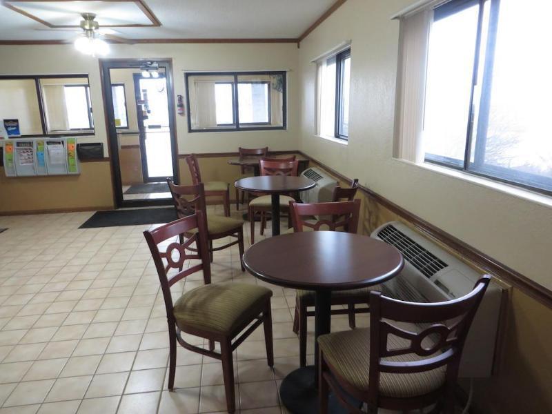 Super 8 By Wyndham Dixon Motel Bagian luar foto