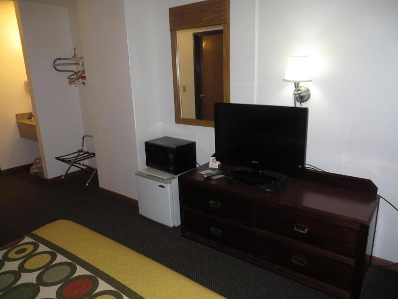 Super 8 By Wyndham Dixon Motel Bagian luar foto