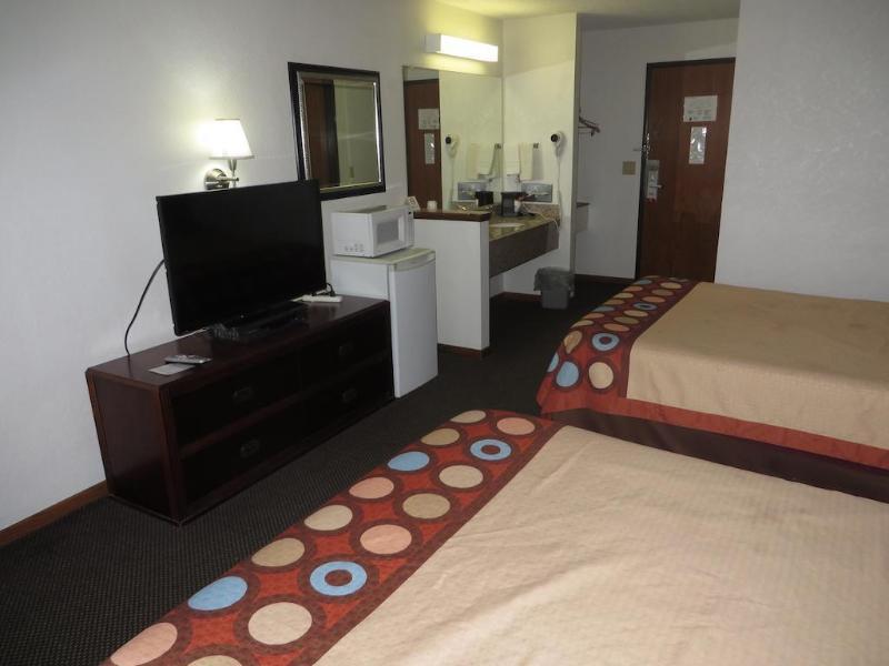 Super 8 By Wyndham Dixon Motel Bagian luar foto