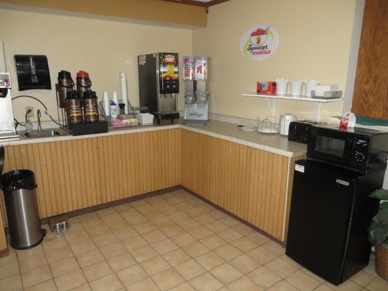 Super 8 By Wyndham Dixon Motel Bagian luar foto